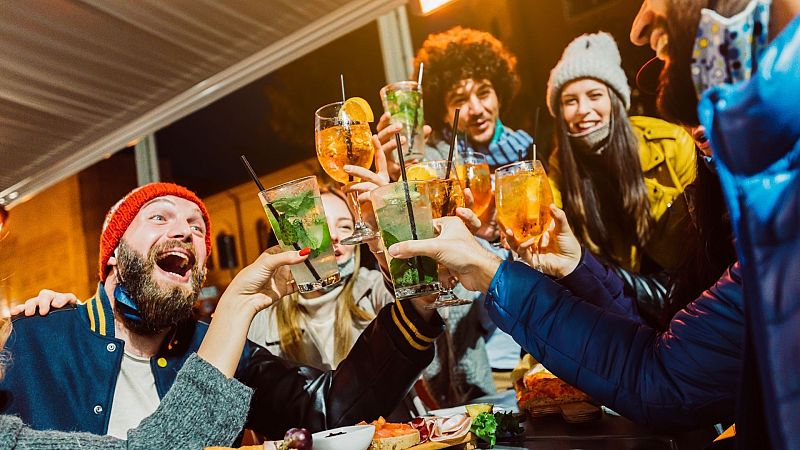 Por tres razones - El balconing, la punta del iceberg del desfase británico - Escuchar ahora