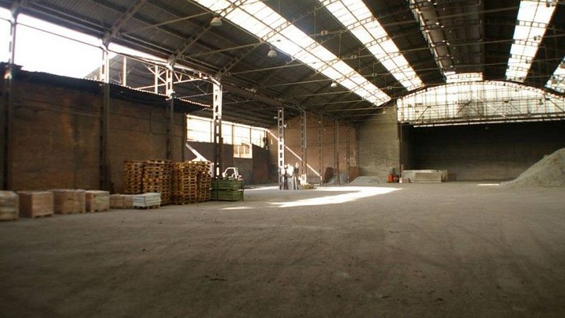 L'Ajuntament de Barcelona destinar� 6 milions d'euros a comprar naus en des�s al Bes�s