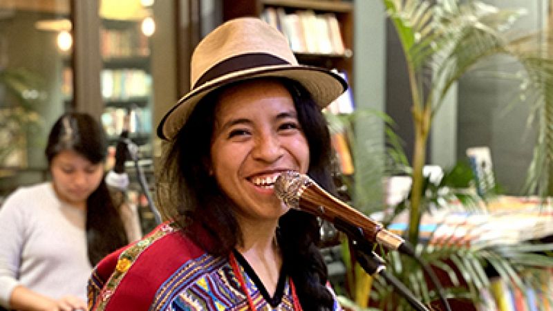 Hora América - Sara Curruchich, cantautora guatemalteca kaqchikel - 14/09/21 - escuchar ahora