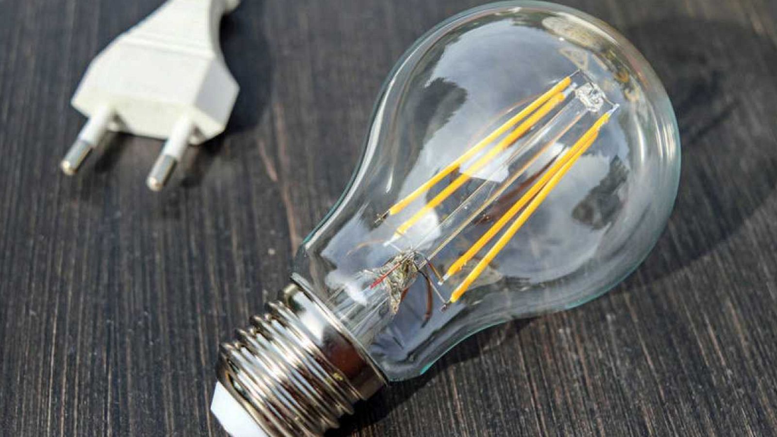 24 horas - Familias y negocios, en jaque con la luz y apoyados por iniciativas locales - Escuchar ahora