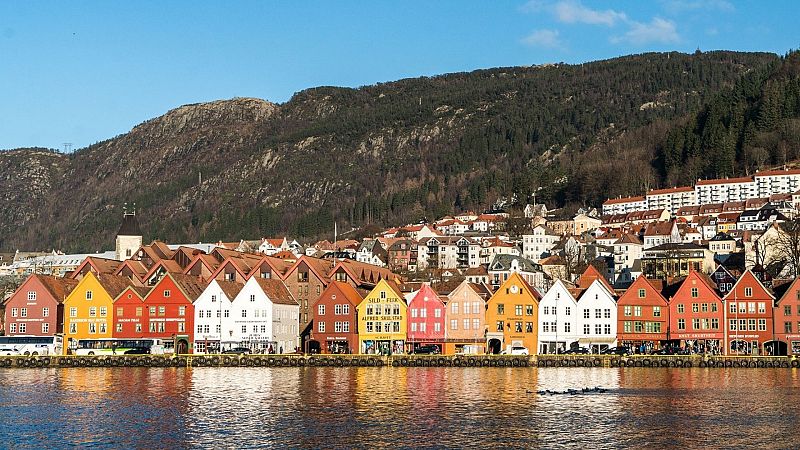 El gallo que no cesa - Tierra sin límites: Bergen, corazón de los fiordos noruegos - Escuchar ahora