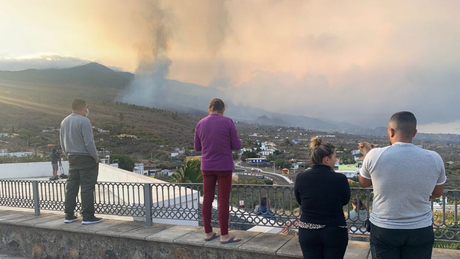 Las mañanas de RNE con Íñigo Alfonso - Desalojados en La Palma: "Esto es un drama. He traído mis animales conmigo" - Escuchar ahora