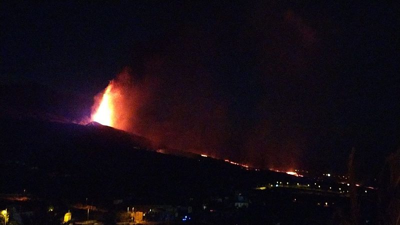 Las mañanas de RNE con Íñigo Alfonso - La lava avanza hacia el mar arrasando parte de La Palma - Escuchar ahora 