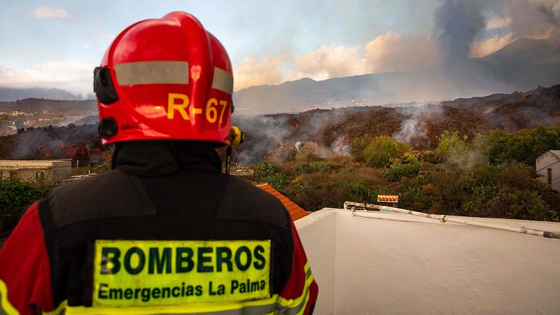 14 horas - Bulldozers y hormigón para intentar encauzar la lava: "Mientras haya una probabilidad, merece la pena intentarlo" - Escuchar ahora