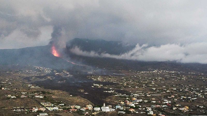 Boletines RNE - El aumento del fenómeno explosivo obliga a evacuar varios municipios y cancelar vuelos - Escuchar ahora