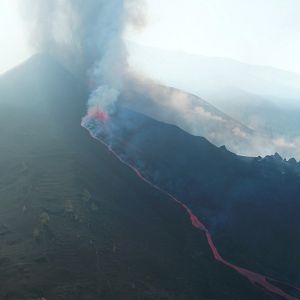 Noticias RNE - Más cerca - El volcán vuelve a expulsar lava tras un breve parón: "Las pausas no implican que estemos ante el final de la erupción" - Escuchar ahora