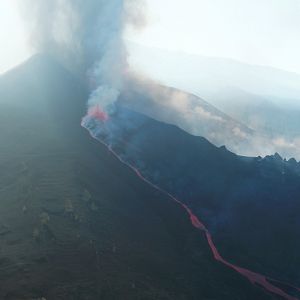 Boletines RNE - Más cerca - El volcán vuelve a expulsar lava tras un breve parón: "Las pausas no implican que estemos ante el final de la erupción" - Escuchar ahora