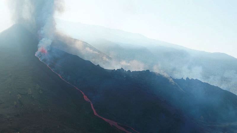 Más cerca - El volcán vuelve a expulsar lava tras un breve parón: "Las pausas no implican que estemos ante el final de la erupción" - Escuchar ahora