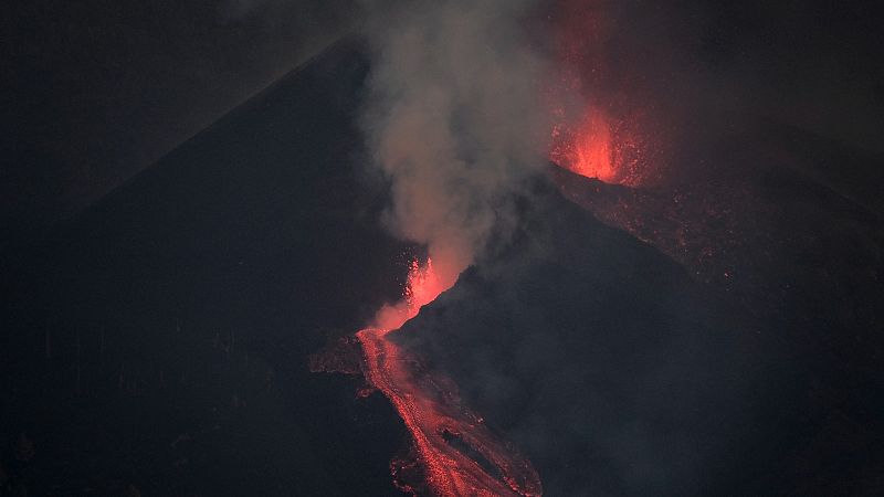 24 horas - La lava de La Palma, a menos de un kilómetro de la costa - Escuchar ahora 