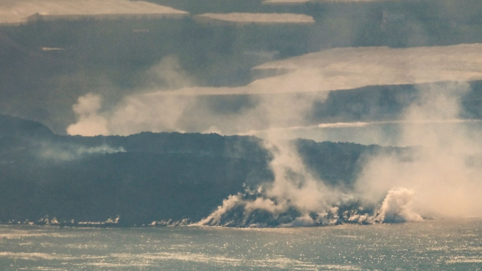 24 horas - La lava crea un delta de 50 metros de altura tras llegar al mar - Escuchar ahora