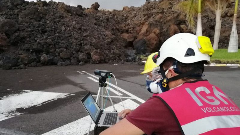 Marca España - Acompañamos a los geólogos que trabajan en el volcán de La Palma