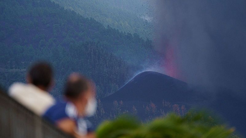 Boletines RNE - El volcán abre dos nuevas bocas y expulsa otro río de lava - Escuchar ahora