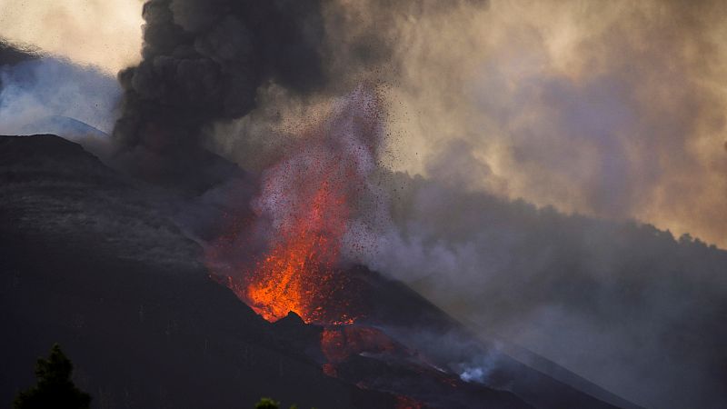 14 horas Fin de Semana - El volcán intensifica su actividad dos semanas después de la erupción - Escuchar ahora