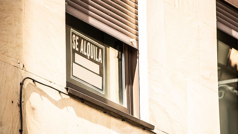 14 horas - La ley de Vivienda permitirá a las CCAA regular los precios del alquiler de los propietarios con más de 10 pisos - Escuchar ahora