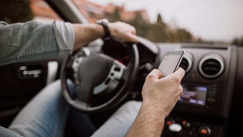 Por tres razones - Perderás seis puntos si miras el móvil mientras conduces - Escuchar ahora