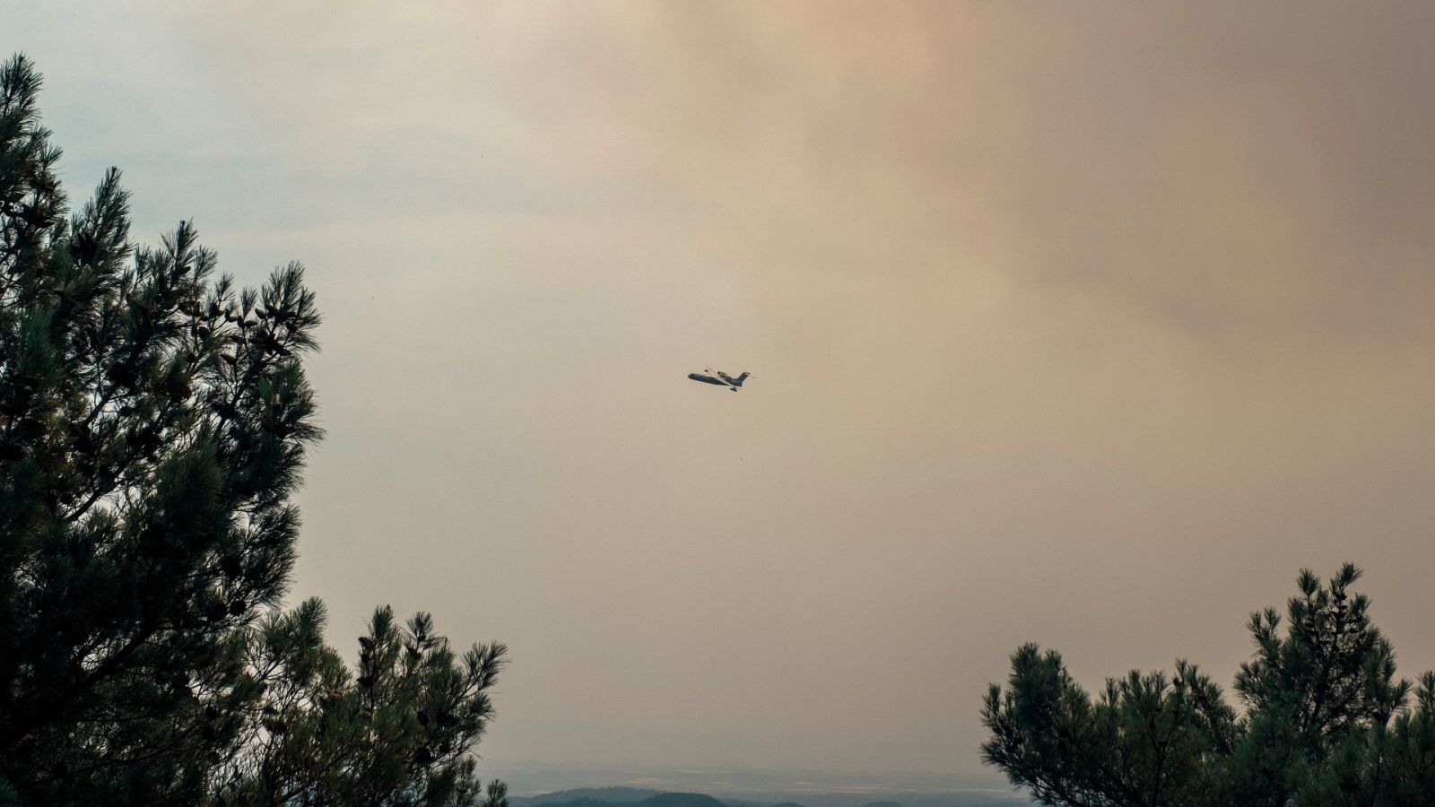 Más cerca - ¿Cómo afectan las cenizas a los motores de un avión? - Escuchar ahora 