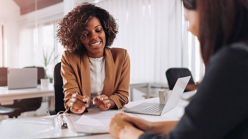 Más cerca - El banco de las mujeres - Escuchar ahora