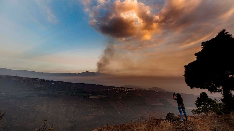 24 horas Fin de Semana - 20 horas - La 'vuelta al cole' en La Palma: "Fácil no va a ser porque la situación es bastante complicada" - Escuchar ahora