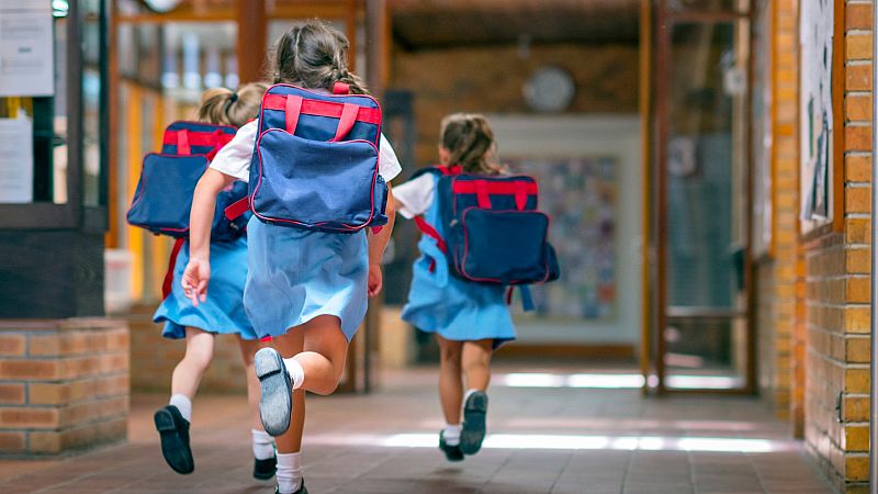 Más cerca - Los niños de La Palma vuelven al colegio un mes después - Escuchar ahora 