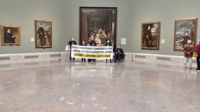 Ms cerca - Vctimas de colza se encierran en El Prado y exigen atencin: "Tenamos que hacer algo contundente" - Escuchar ahora