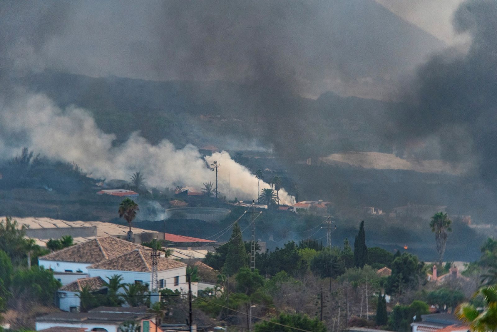 Las mañanas de RNE con Íñigo Alfonso - La lava entra en el barrio de La Laguna y amenaza otras zonas de Tazacorte - Escuchar ahora