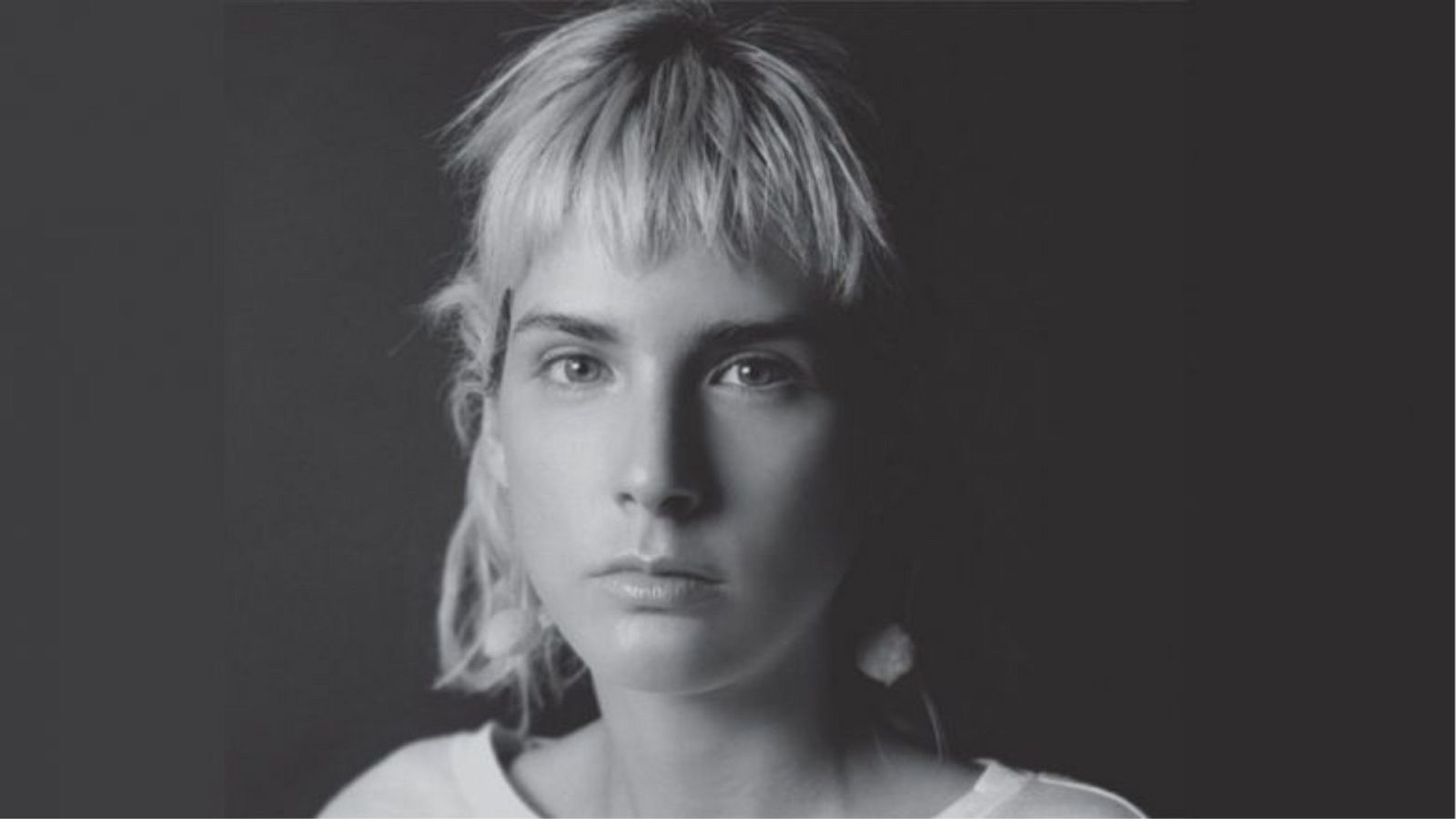 Libros de arena - Paulina Flores presenta 'Isla decepción' - Escuchar ahora