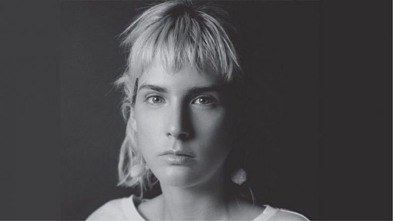 Libros de arena - Paulina Flores presenta 'Isla decepción' - Escuchar ahora