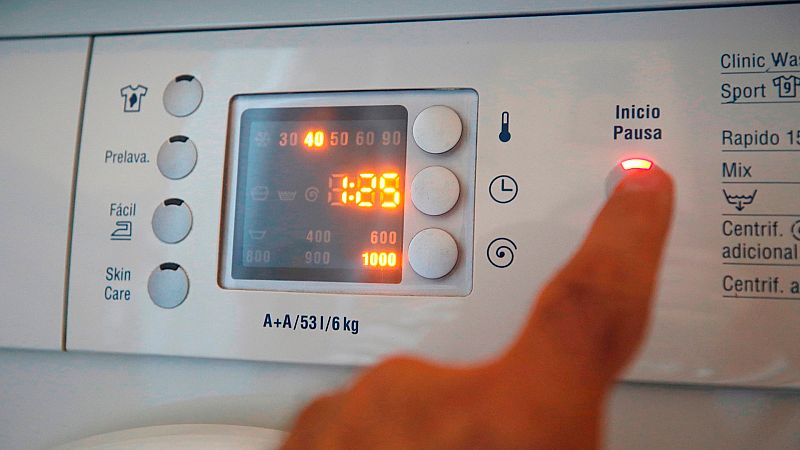 14 horas Fin de Semana - El Gobierno aprobará un nuevo decreto para paliar el precio de la luz: 100 millones de euros para ayudar a empresas y hogares - Escuchar ahora