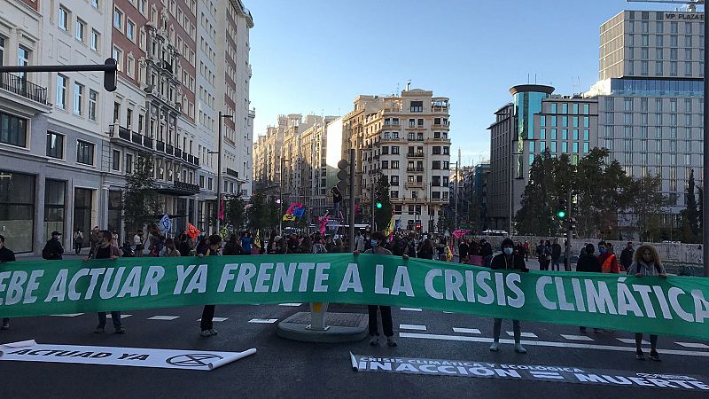 Más cerca - Extinction Rebellion corta el tráfico en el centro de Madrid - Escuchar ahora