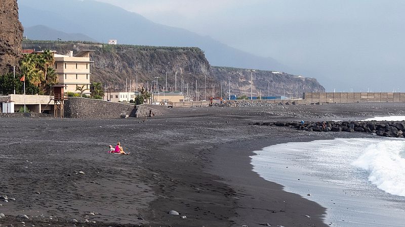 España a las 8 Fin de Semana - El volcán, atractivo turístico para La Palma: Hasta 10.000 turistas diarios este puente - Escuchar ahora