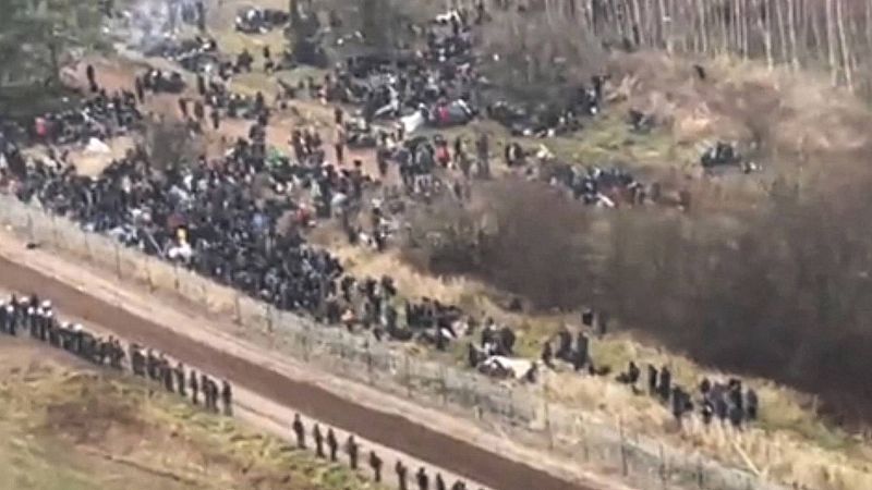 Cinco Continentes - Miles de migrantes se concentran en la frontera de Bielorrusia con Polonia - Escuchar ahora
