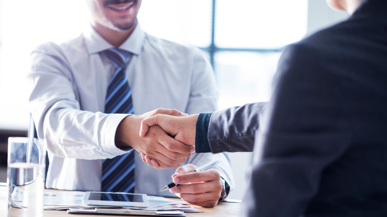 Más cerca - Reincorporarse al mundo laboral a partir de los 45 años - escuchar ahora 