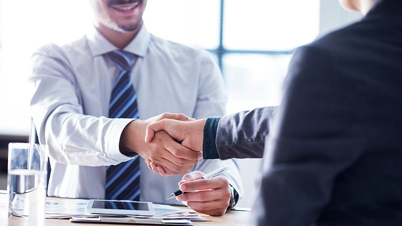 M�s cerca - Reincorporarse al mundo laboral a partir de los 45 a�os - escuchar ahora 