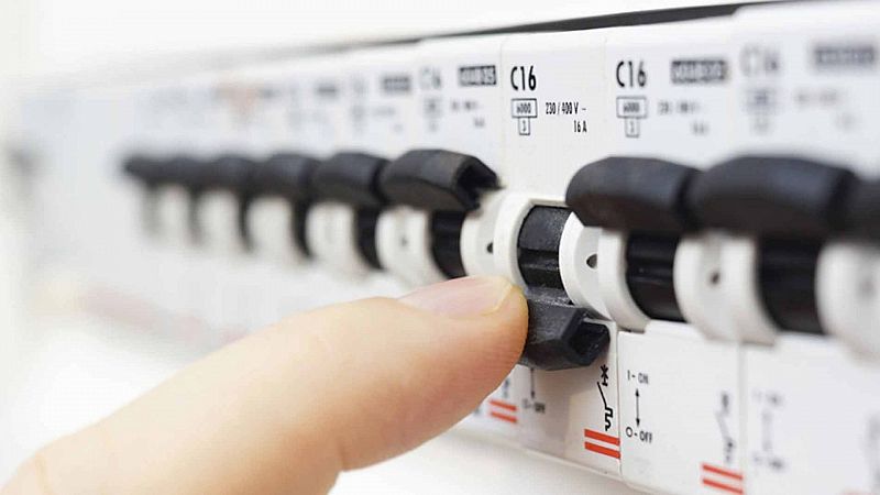 14 horas - El 70 % de los ciudadanos ve conveniente una "intervención pública" en el mercado eléctrico para controlar el precio de la luz - Escuchar ahora