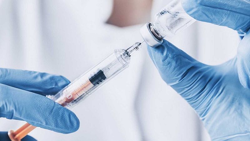 Boletines RNE - Los mayores de 60 años y el personal sanitario recibirán una tercera dosis de la vacuna - Escuchar ahora