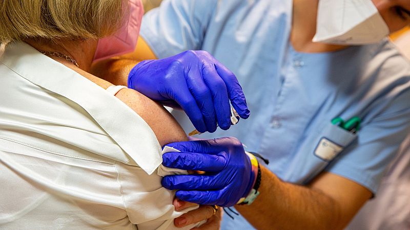 24 horas - Epidemiólogo: "La efectividad de la vacuna para prevenir casos graves no disminuye" - Escuchar ahora