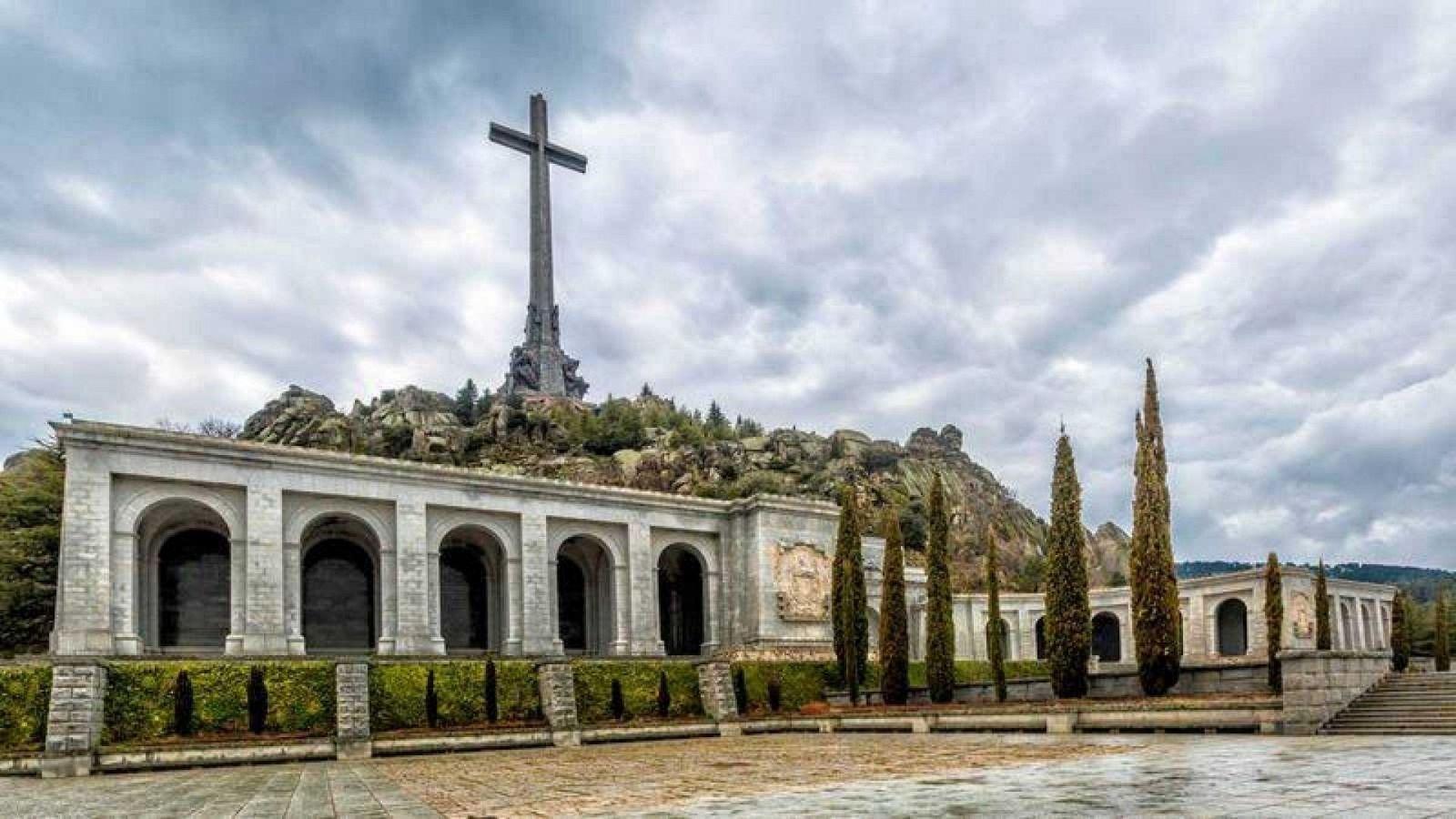 Boletines RNE - Un juez paraliza de forma cautelar las obras para exhumar a víctimas del Valle de los Caídos - Escuchar ahora