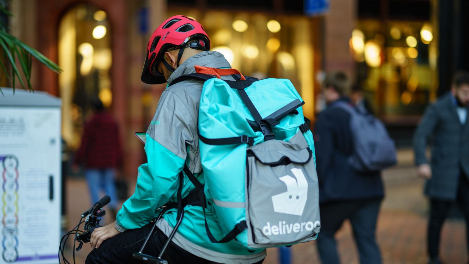 Más cerca - El cierre de Deliveroo deja sin trabajo a 4000 repartidores - Escuchar ahora