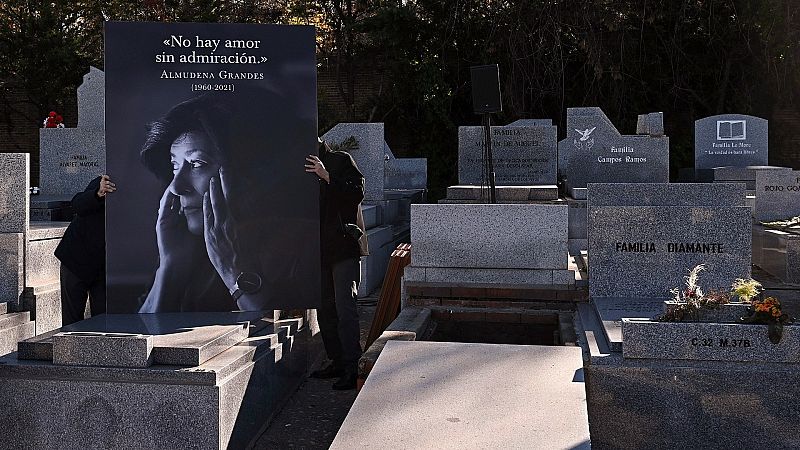 14 horas - Cientos de personas despiden a Almudena Grandes con sus libros en la mano - Escuchar ahora