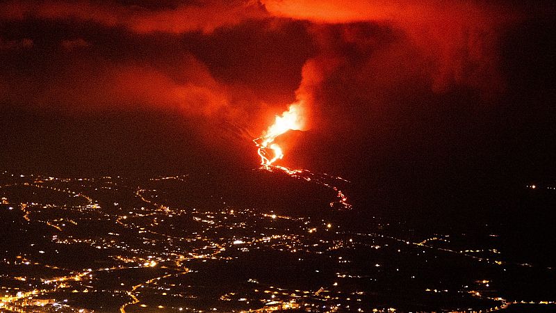 Las maanas de RNE con igo Alfonso - La erupcin de la Palma contina con intensa actividad tras el parn de 30 das en el cono principal - Escuchar ahora
