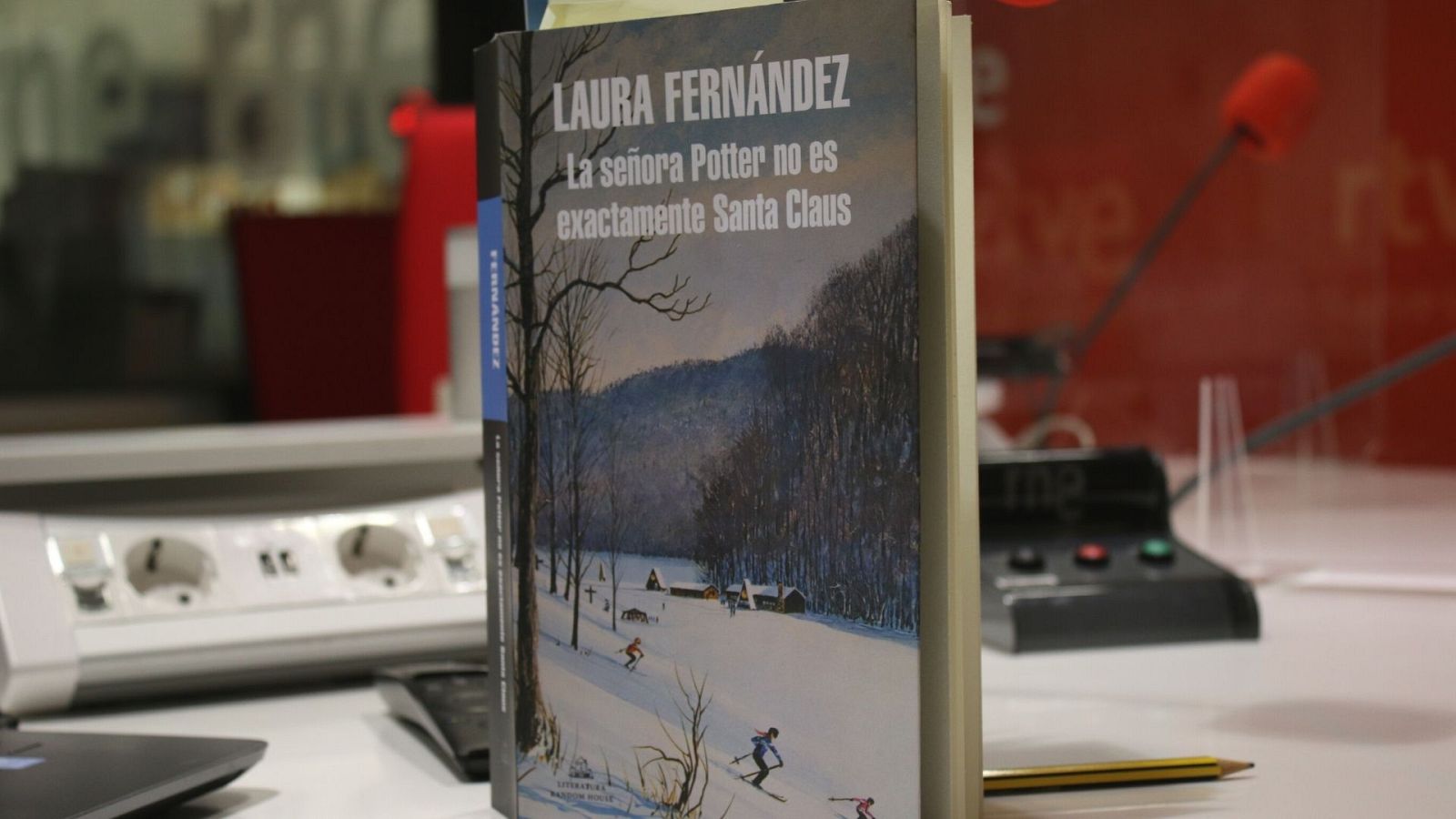 El ojo crítico - 'La señora Potter no es exactamente Santa Claus', con Laura Fernández - 01/12/21 - escuchar ahora