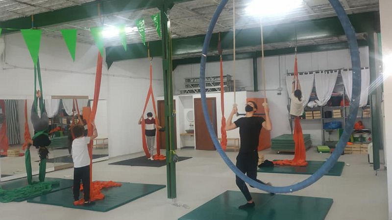 Artesfera - Bienvenidos a la escuela Circo bajo el tejado de Gij�n - 03/12/21 - escuchar ahora