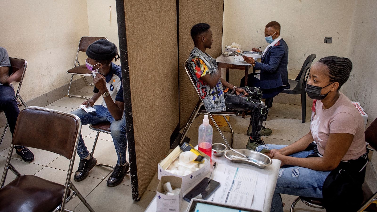 Las mañanas de RNE con Íñigo Alfonso - Xavier Gómez-Olivé, epidemiólogo en Sudáfrica: "La reacción política a Ómicron no tuvo ningún sentido; la alarma no era necesaria" - Escuchar ahora