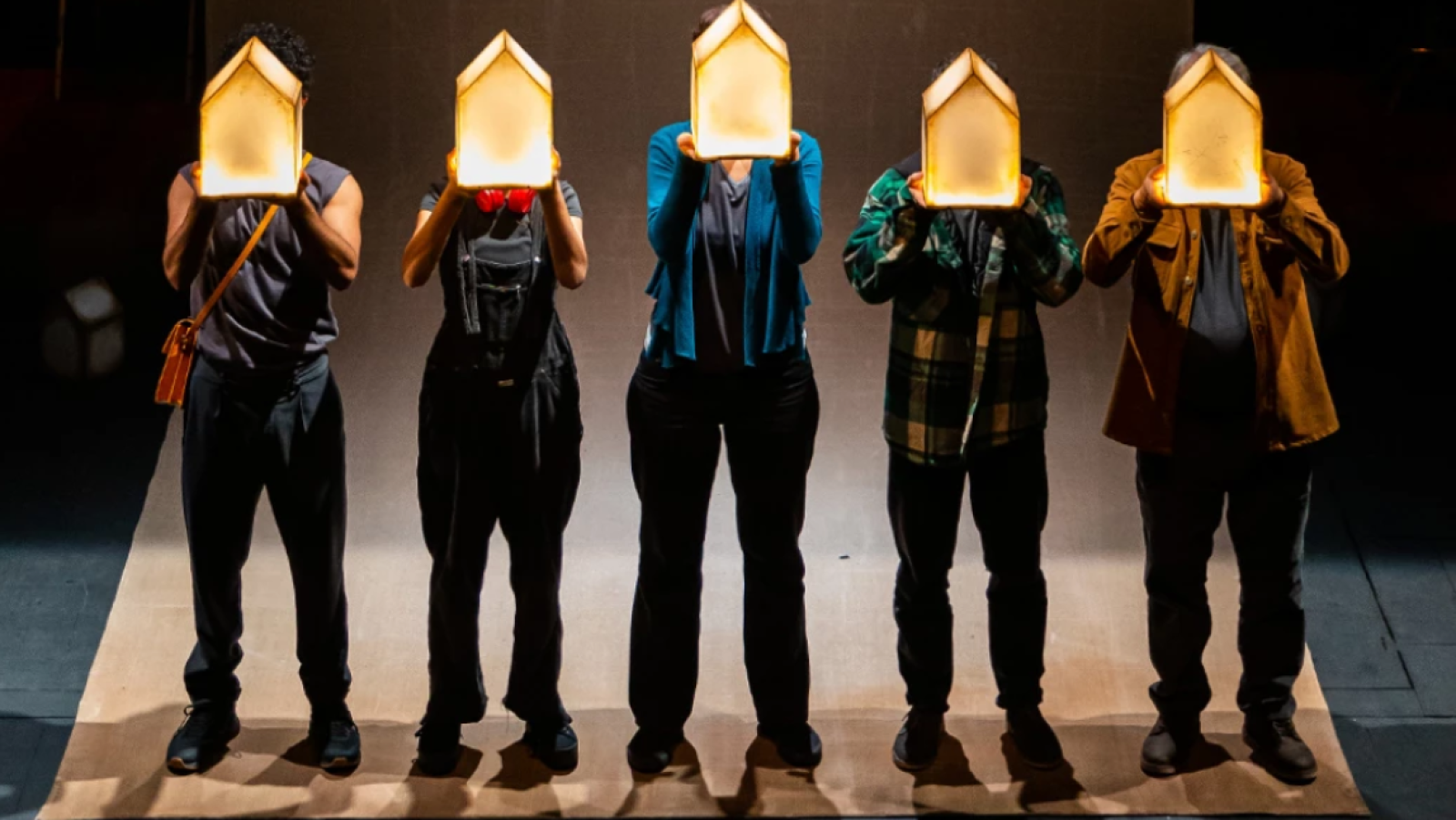 En escena - 'Casa', de Lucía Miranda y Cross Border, en Teatre Lliure de Barcelona - 10/12/21 - Escuchar ahora