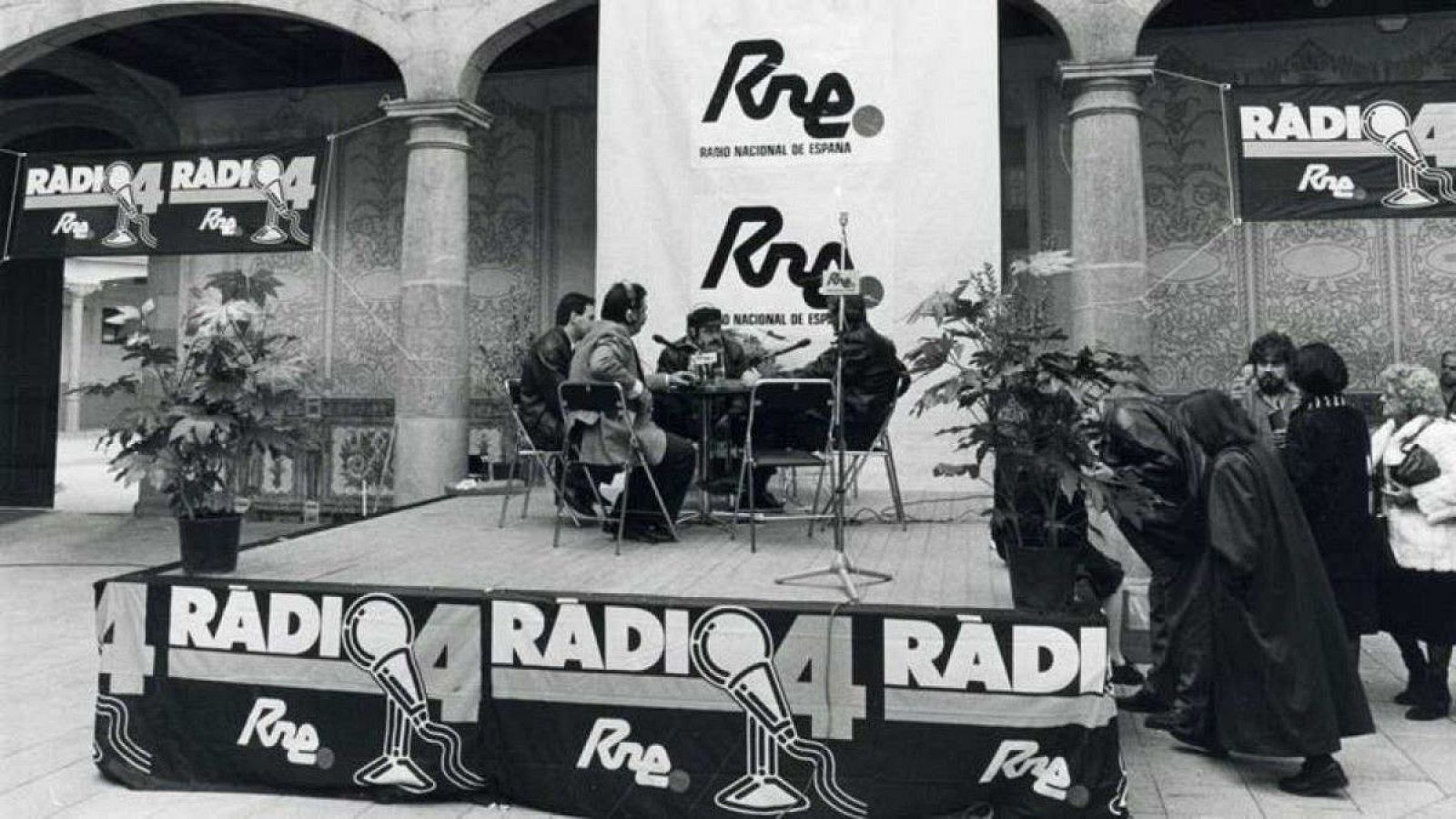 Ràdio 4, la primera en català, celebra el 45 aniversari