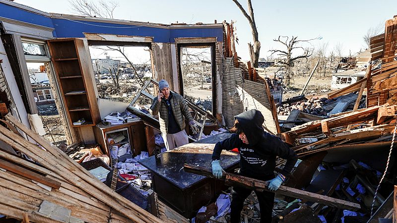 Cinco Continentes - Varios tornados dejan decenas de muertos EE.UU. - Escuchar ahora