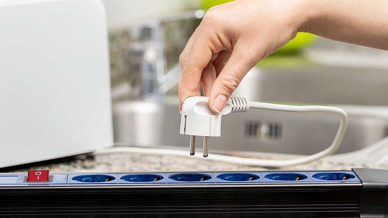 Las mañanas de RNE con Íñigo Alfonso - Hacienda prorroga 4 meses la rebaja fiscal de la luz, que supera hoy los 300 euros por megavatio hora - Escuchar ahora