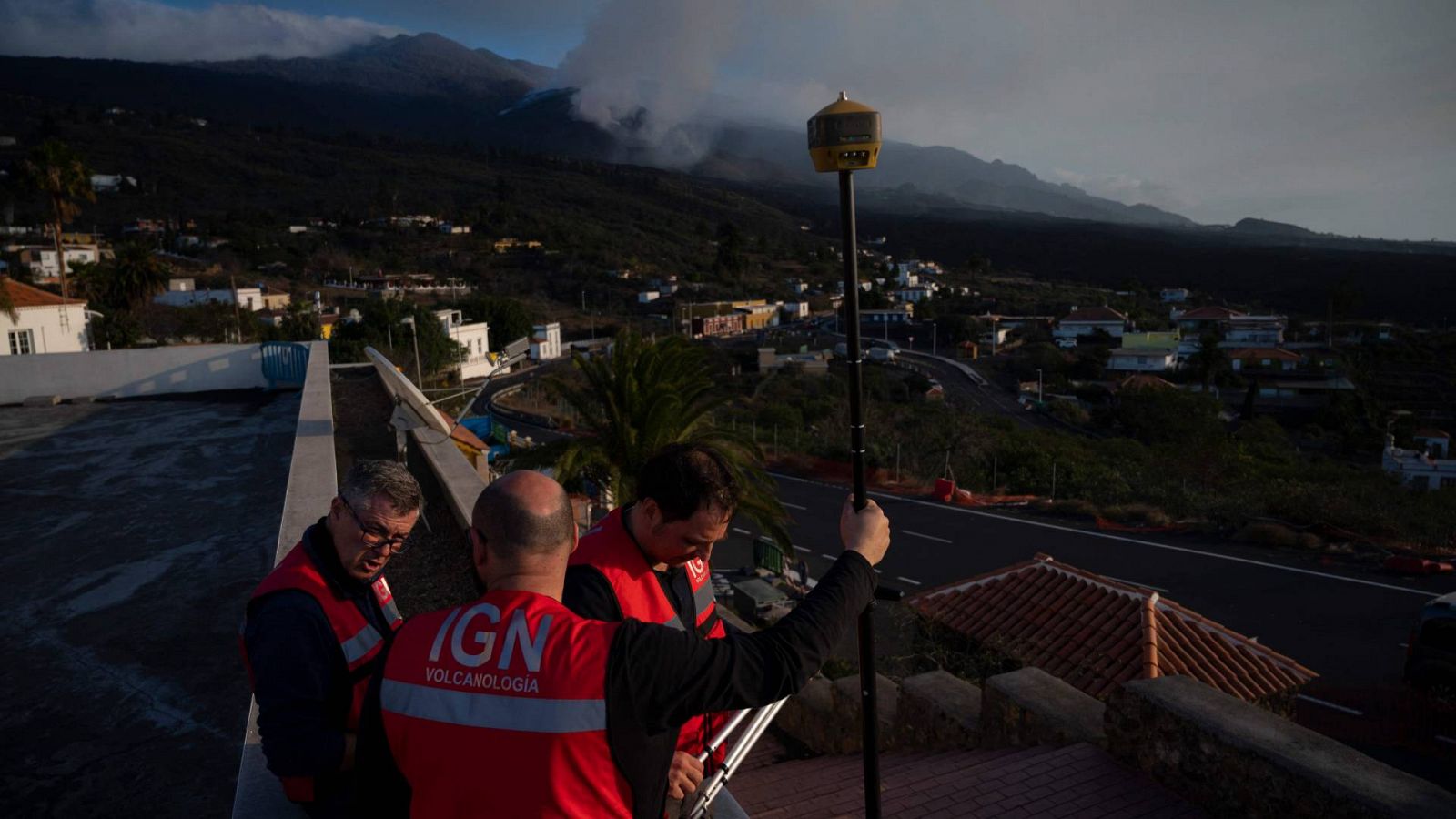 14 horas - Volcán de La Palma: "Habrá gases y temblores durante varios meses" - Escuchar ahora