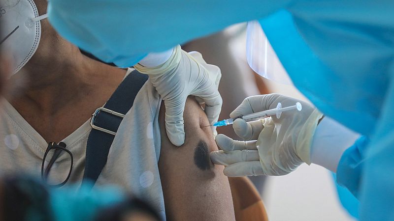 Las mañanas de RNE con Íñigo Alfonso - La UE advierte de que la vacunación "no será suficiente" frente a ómicron - Escuchar ahora