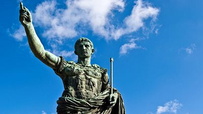 Locos por los clásicos - Julio César de Suetonio - Escuchar ahora